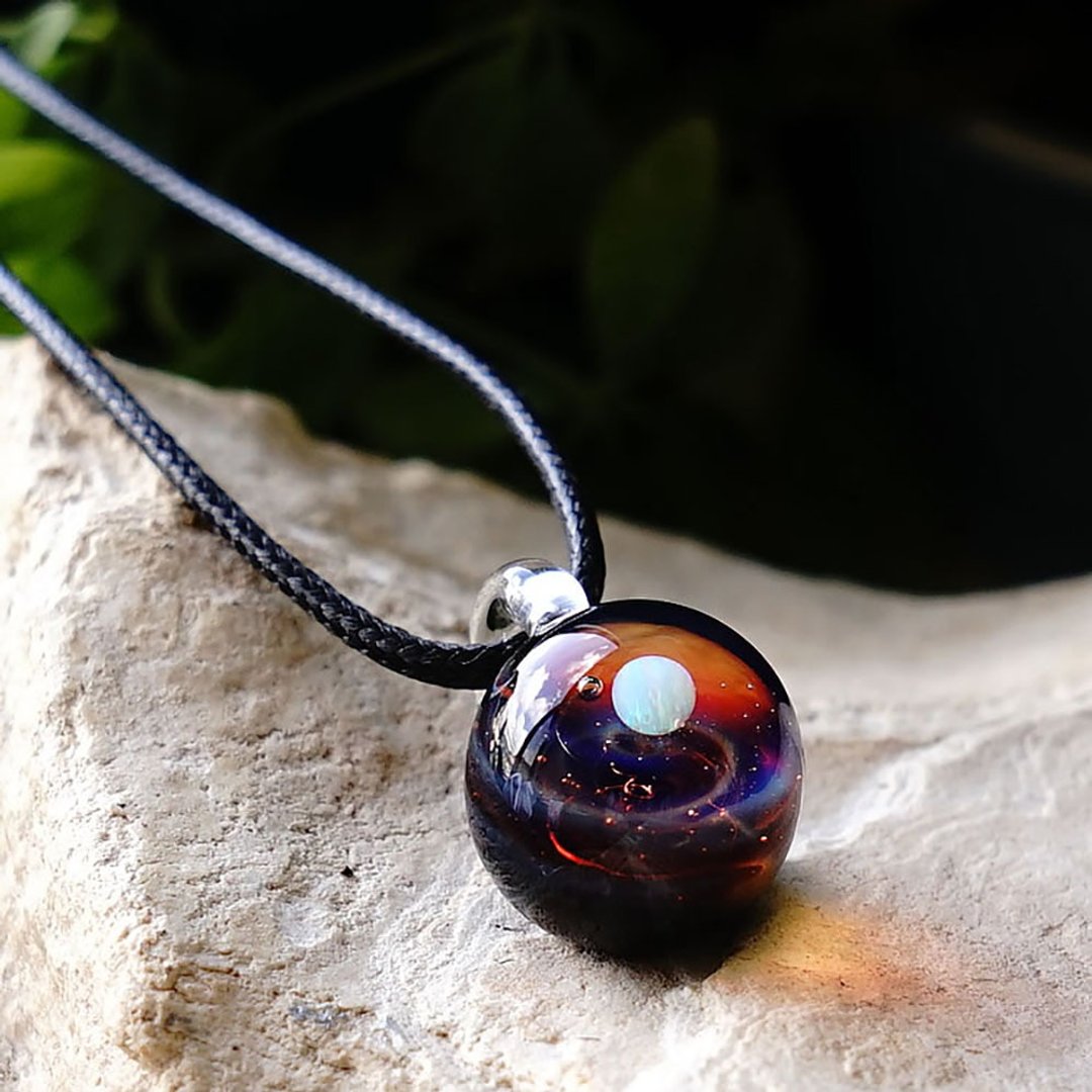 Aura world. Red Vortex Small Size Ver White Opal Tornado Glass Pendant Universe Small Star Agate Japanese Manufacturing Japan Handicraft Production Handmade Free Shipping - 项链 - 玻璃 红色
