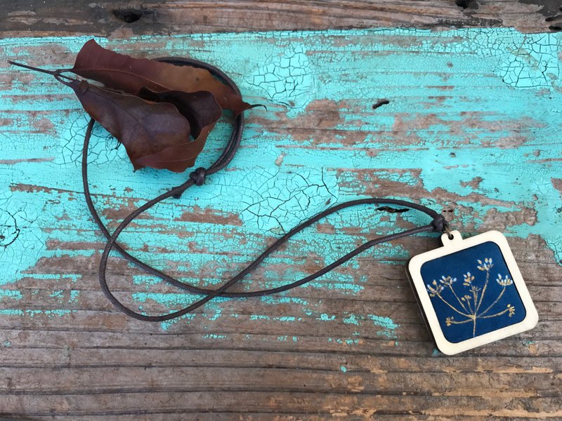 蓝晒芫荽方型项链 - 项链 - 木头 蓝色