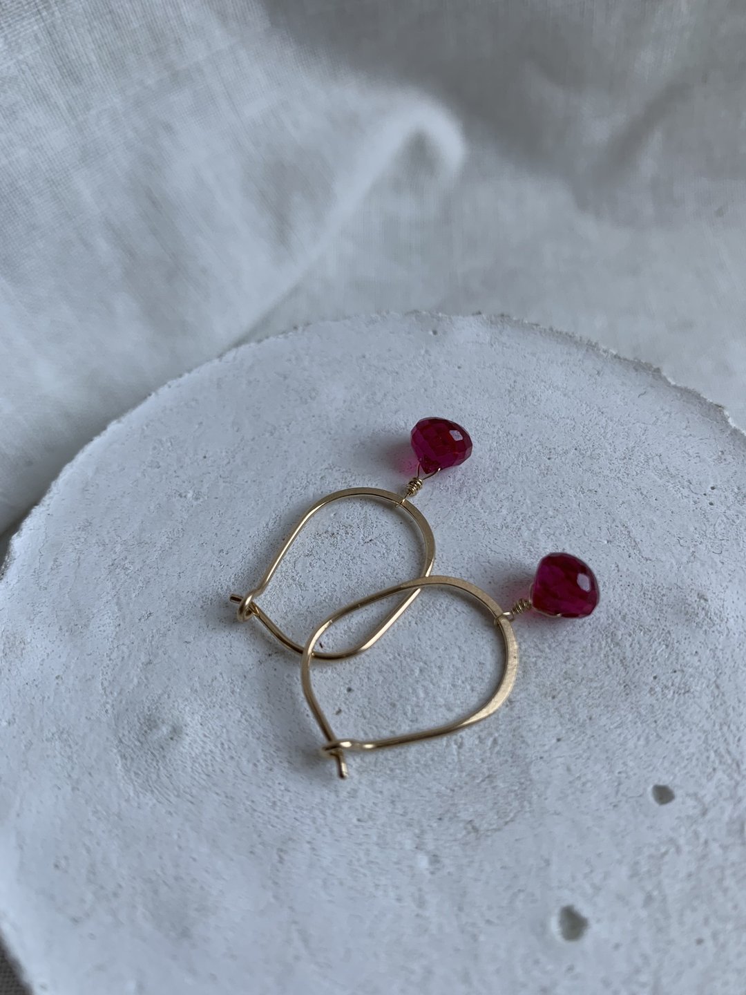 ruby hoop pierce - 耳环/耳夹 - 宝石 红色