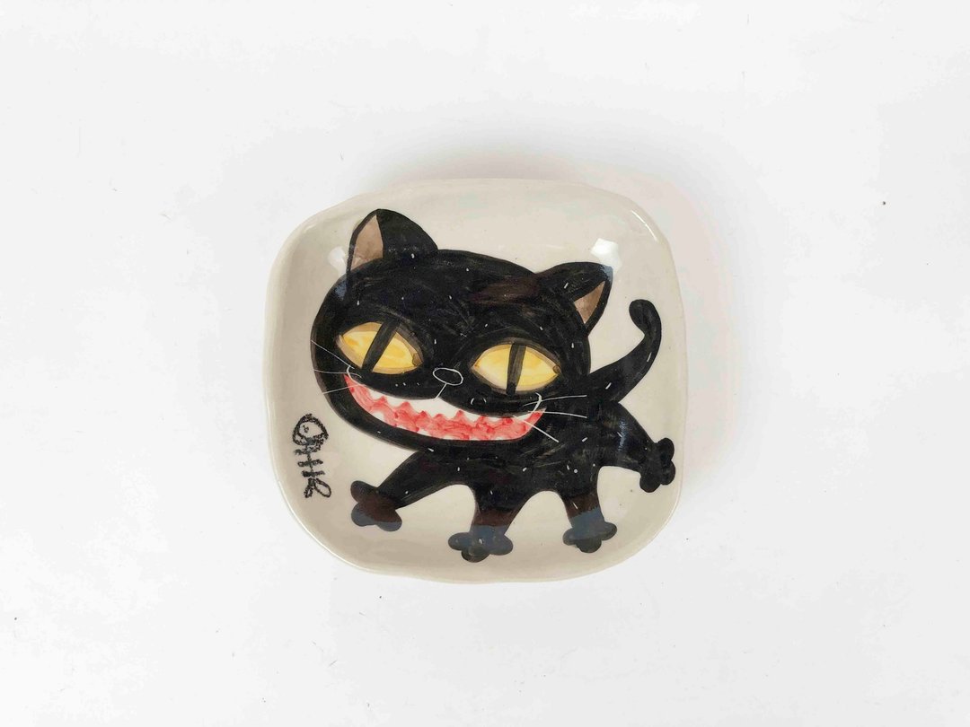 Nice Little Clay 手工彩绘小方碟 大黑猫 0304-23 - 浅碟/小碟子 - 陶 多色