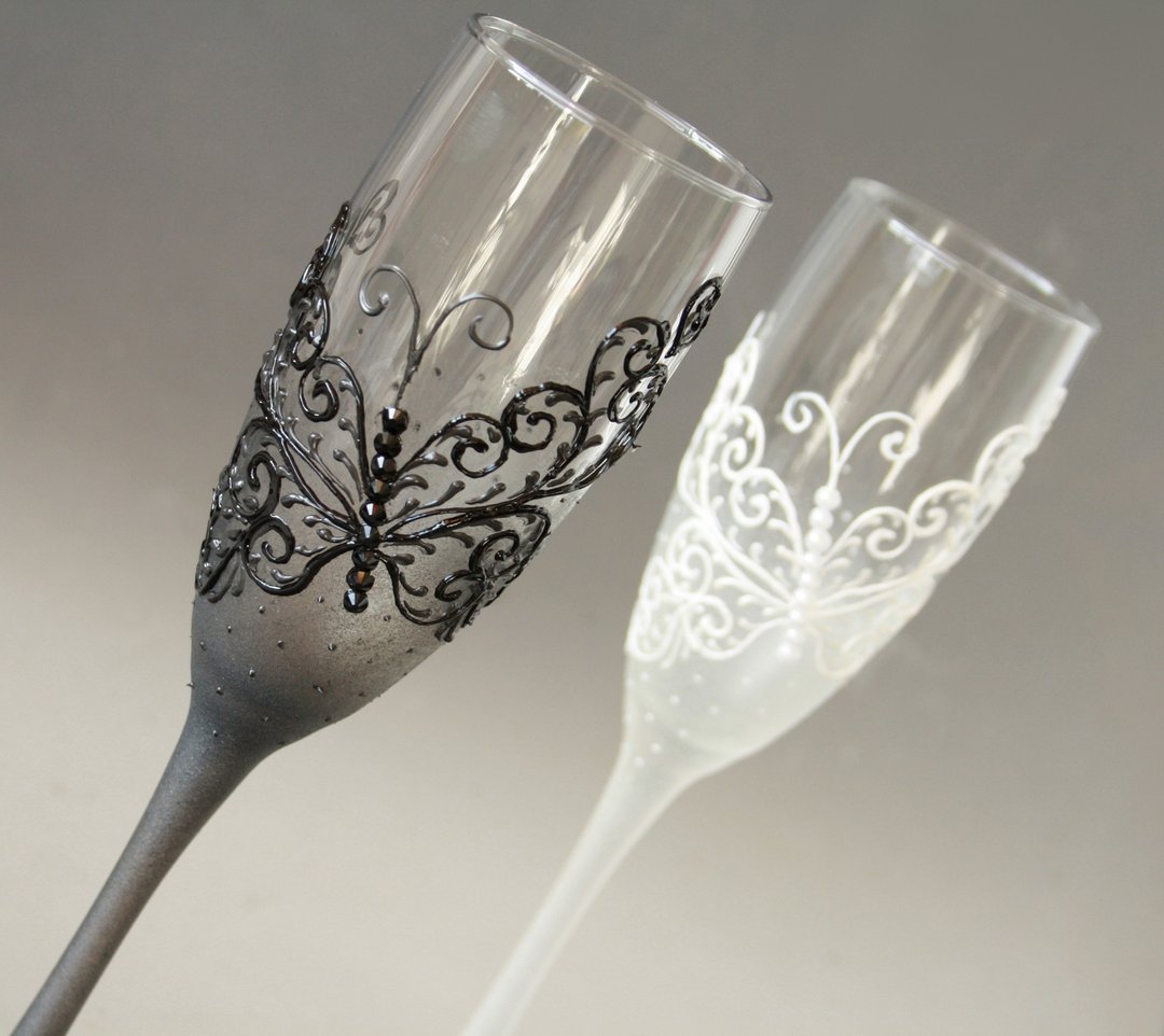 Wedding Champagne Glasses Bride Groom Buttefy Mr and Mrs, Han-painted - 酒杯/酒器 - 玻璃 白色