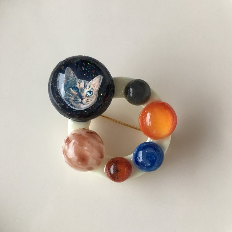 Cat and planet brooch floating in the [unisex] universe (gold color) - 戒指 - 其他金属 多色