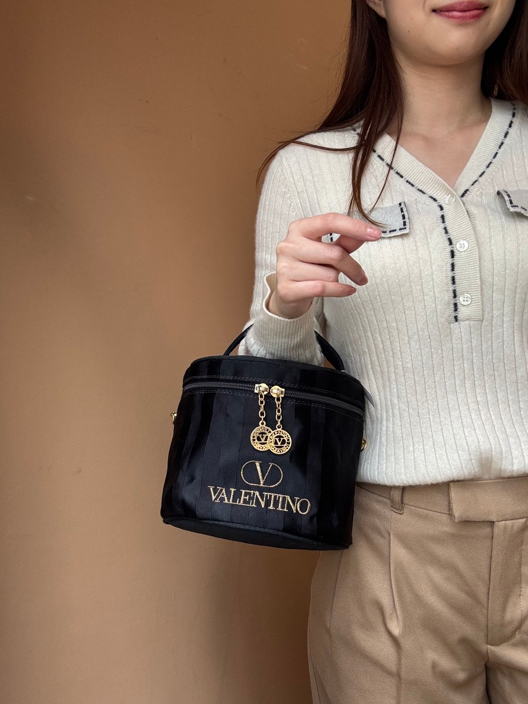 中古正品  Valentino Garavani 圆桶手袋 化妆盒 意大利制 斜背包 - 侧背包/斜挎包 - 其他人造纤维 黑色