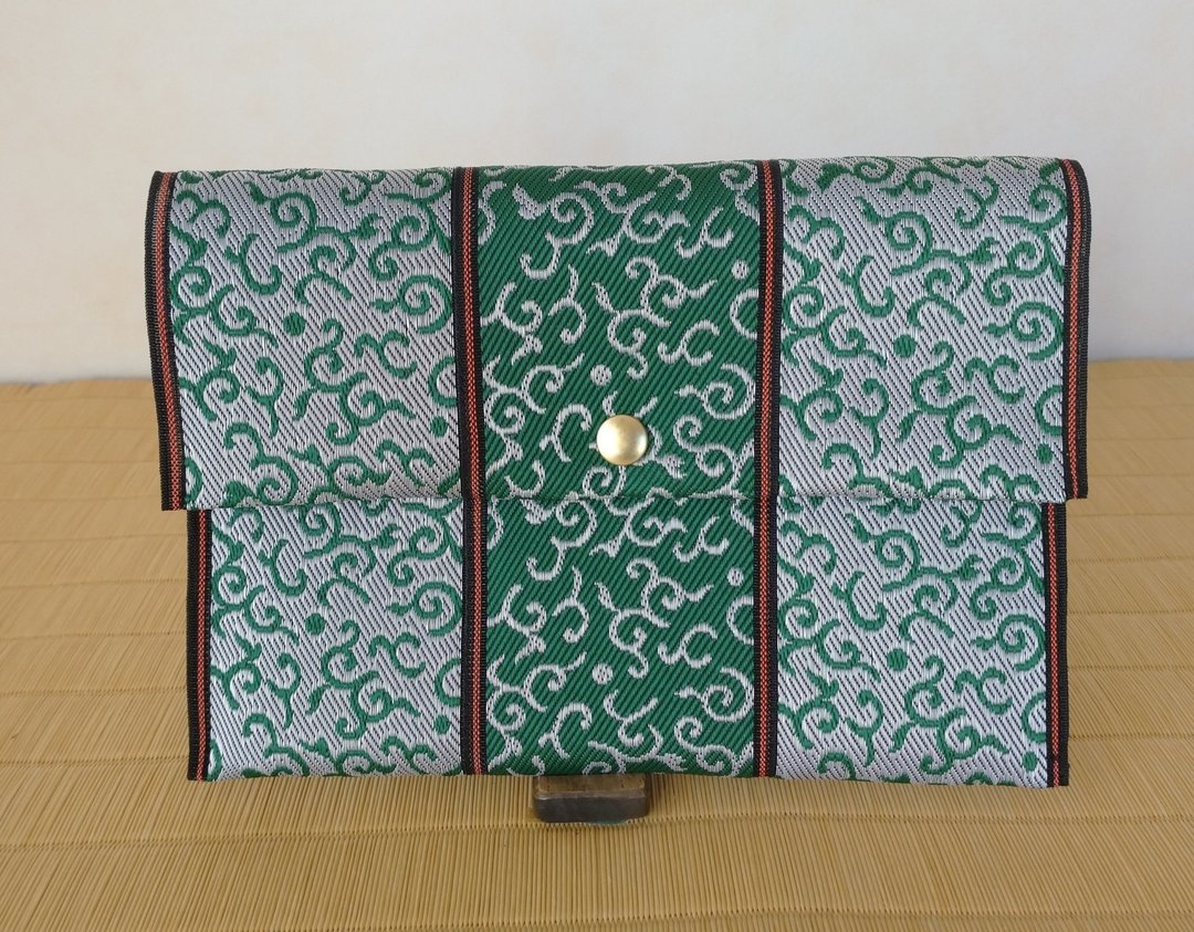 畳缘(Tatami Heri)收纳包 唐草纹样 日式图案 传统纹样 绿/白 现金袋 存折袋 御朱印帐袋 日本制造 手工制作 - 化妆包/杂物包 - 其他材质 绿色