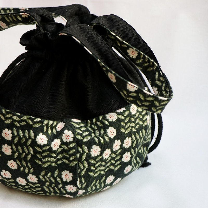 【 MY HANDMADE 】攀藤植物小白花 - 圆底抽绳袋 l 日本棉布.帆布 - 手提包/手提袋 - 棉．麻 黑色