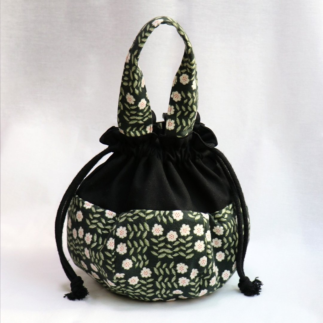 【 MY HANDMADE 】攀藤植物小白花 - 圆底抽绳袋 l 日本棉布.帆布 - 手提包/手提袋 - 棉 黑色