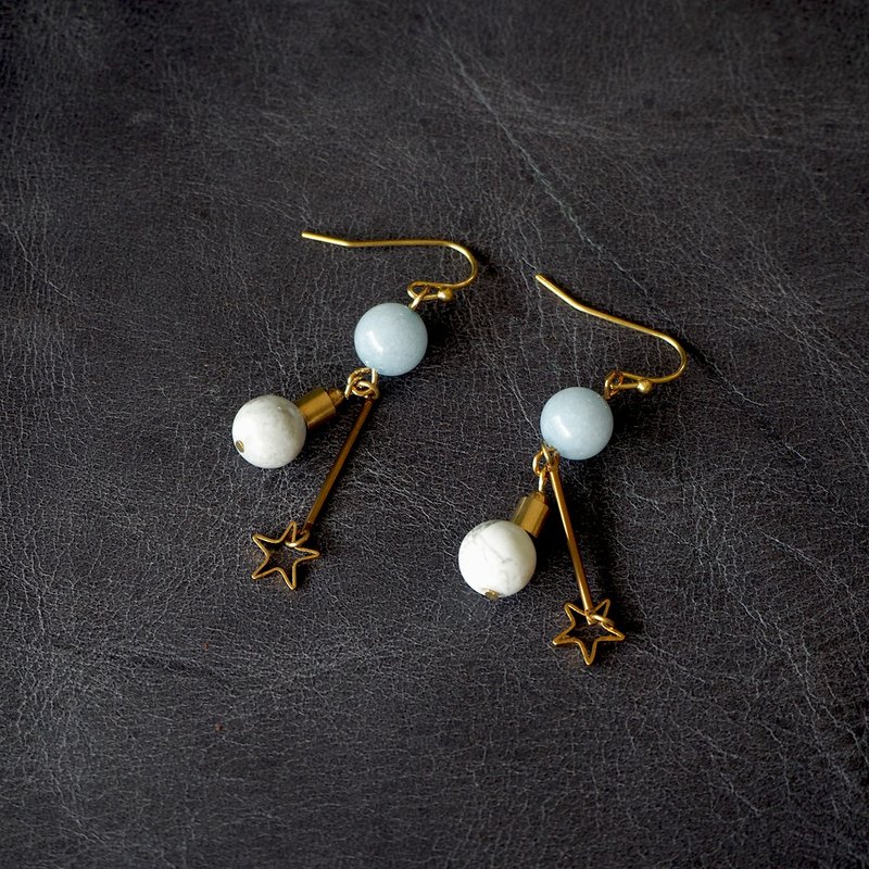 Opal Howlite with brass star earrings - 耳环/耳夹 - 石头 灰色