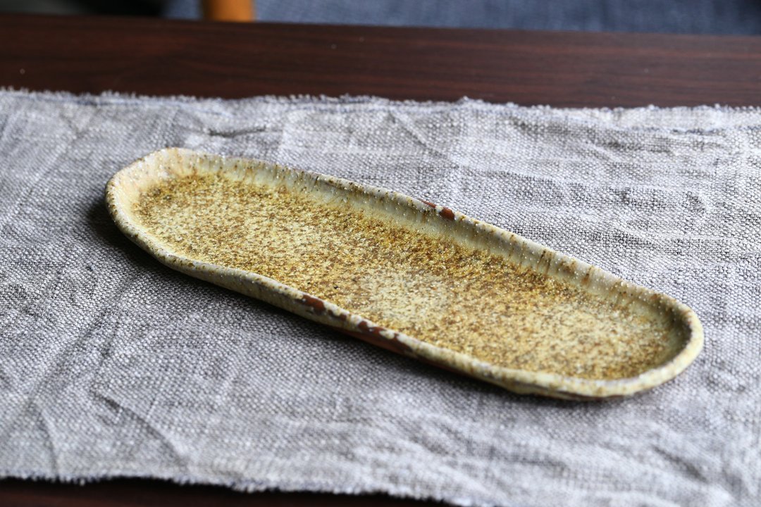 【 灰釉】漂流木 草木灰釉 燕麦黄带点结晶般 细长盘 - 盘子/餐盘/盘架 - 陶 
