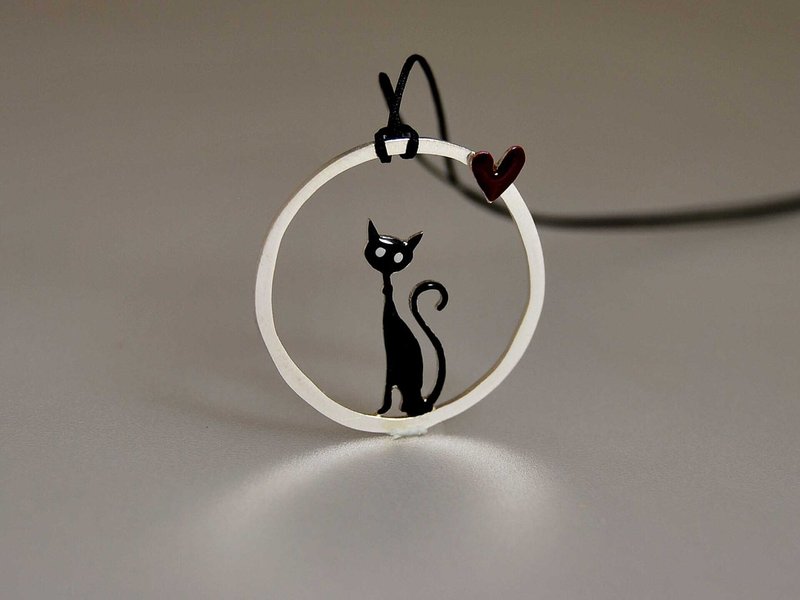 925纯银 猫咪爱心锁骨项链 圆形框创意设计 吊坠坠子配棉绳 快来陪我玩呀 猫咪Cat系列 N149 | 希腊原创手工饰品 This and That - 项链 - 纯银 银色