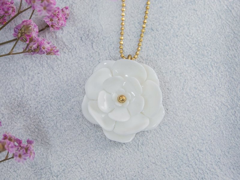 plum porcelain flower pendant -size M - 项链 - 瓷 白色