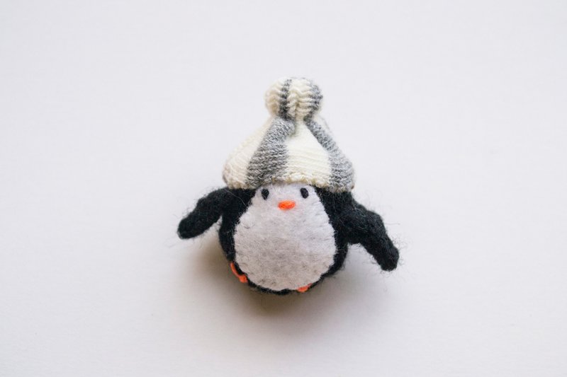 Penguin in Beanie knitted amigurumi brooch - 胸针 - 其他材质 黑色