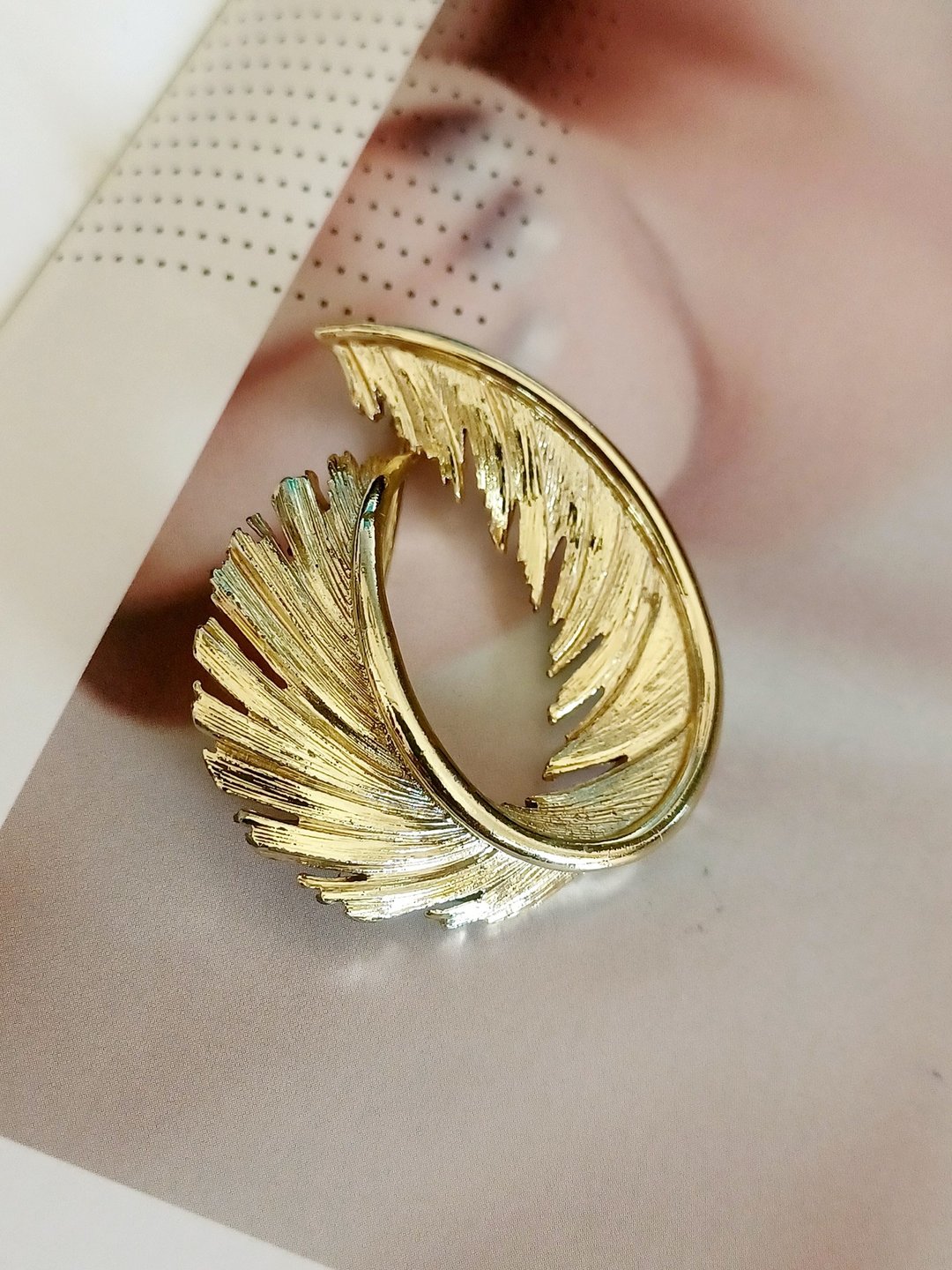 vintage jewelry Lisner 金色弯曲羽毛 别针 - 胸针 - 其他金属 