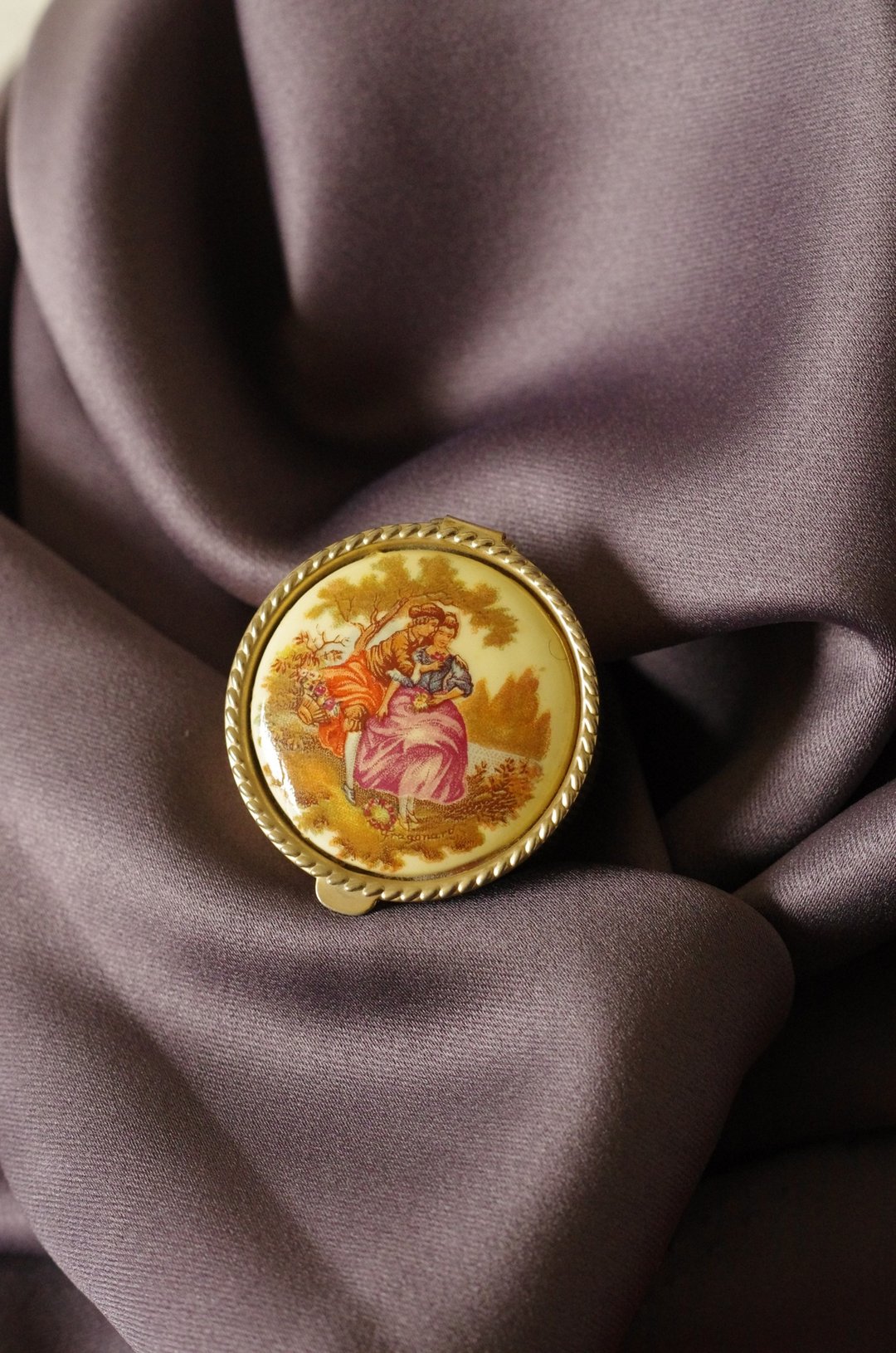 -古董陶瓷古典情侣绅士淑女圆形小药盒 珠宝盒 W780 - 其他 - 其他金属 金色