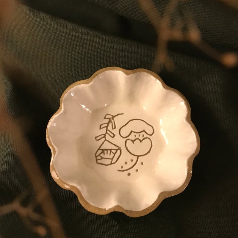 【 小丸 森林 手刻 】 小花 手刻线条 豆皿 小碟 - 浅碟/小碟子 - 陶 白色