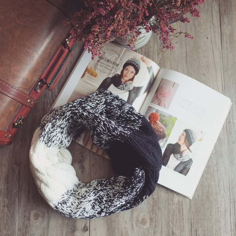 麻花图样渐层脖围 成人尺寸 手工编织/白色+黑色/ - 丝巾 - 羊毛 黑色