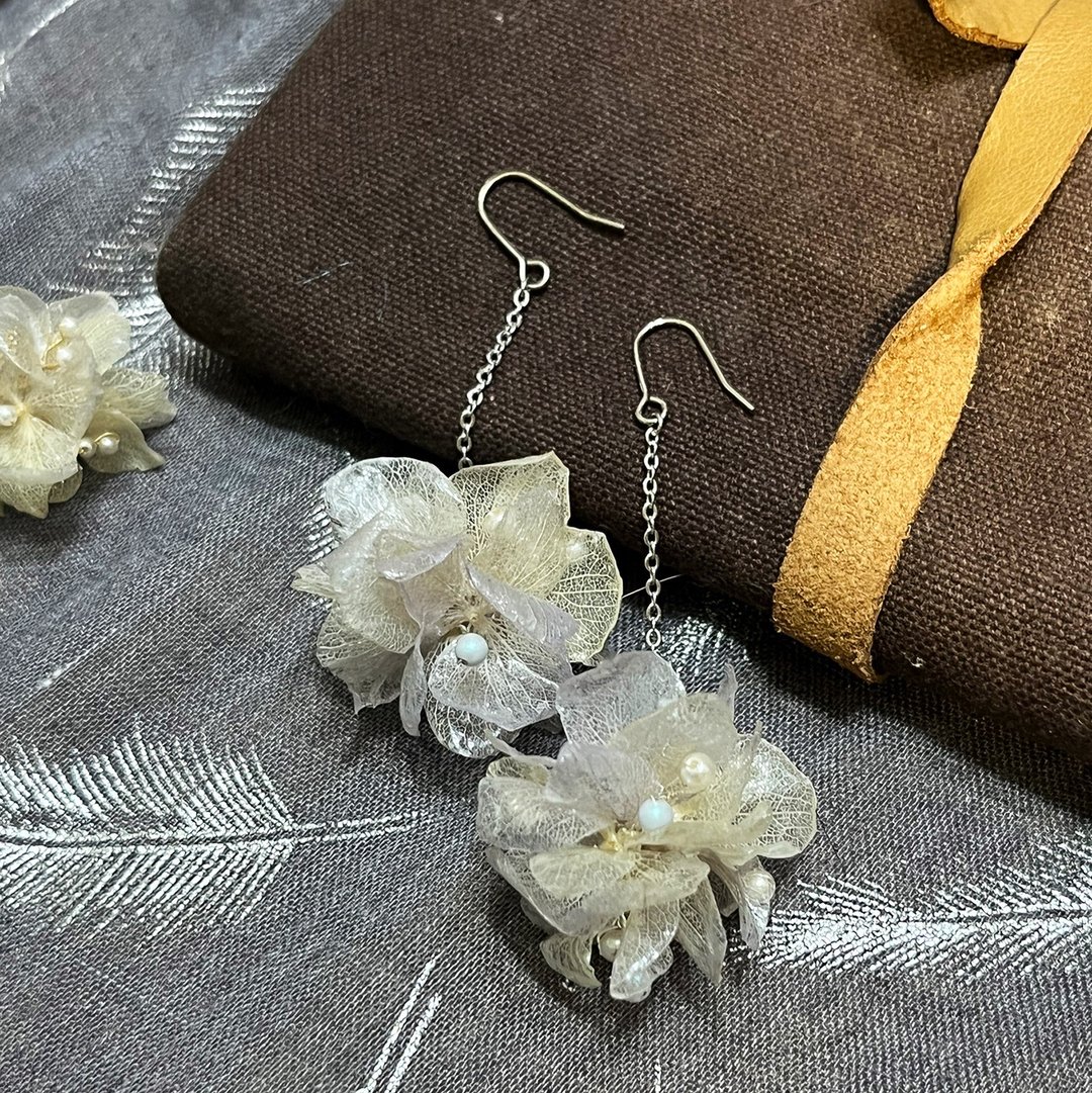 永生绣球花球 紫白真花耳环 earring UV 树脂 - 耳环/耳夹 - 其他材质 