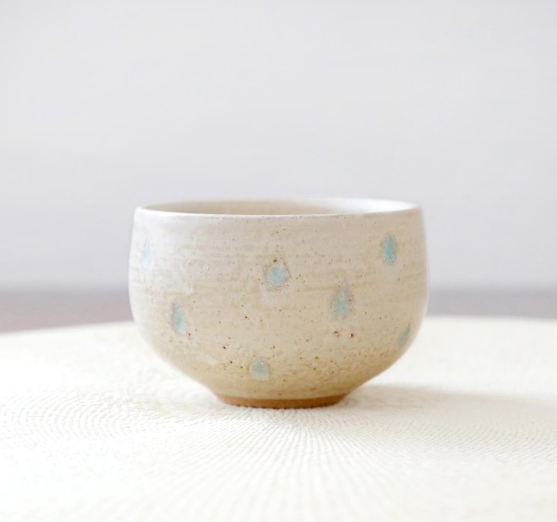圆形茶杯，雕刻着雨滴图案 - 碗 - 陶 卡其色