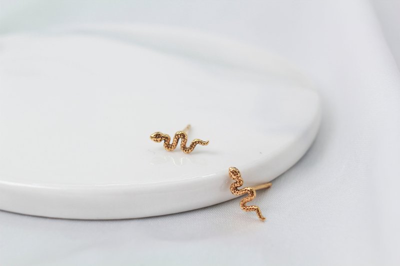 【SWS饰品】个性迷你蛇 医疗钢耳环 抗过敏 一般细针 - 耳环/耳夹 - 贵金属 多色