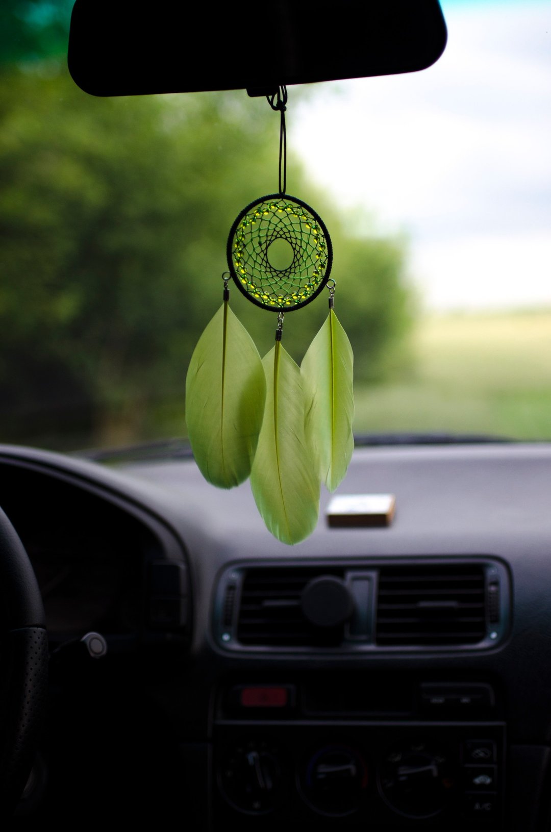 Small green Dream catcher for car rear view mirror. Glass crystal suncatcher. - 墙贴/壁贴 - 绣线 绿色