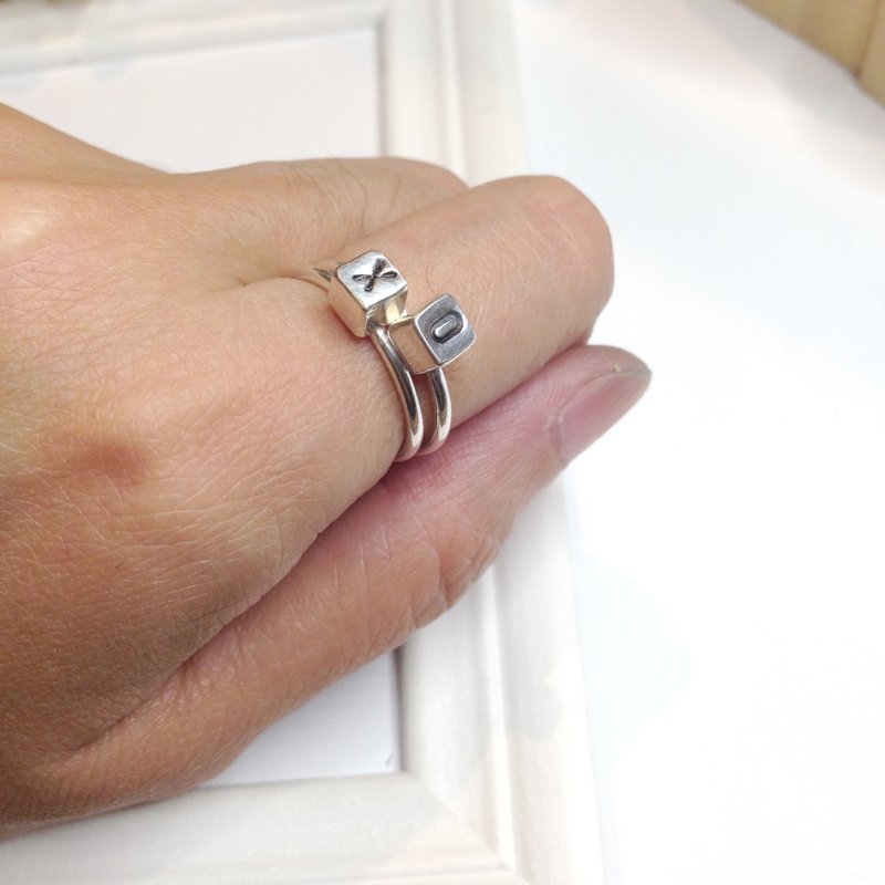 爱情  周年 生日 定制化礼物 英文字母方块纯银戒指 / 1只戒指 - 戒指 - 其他金属 银色