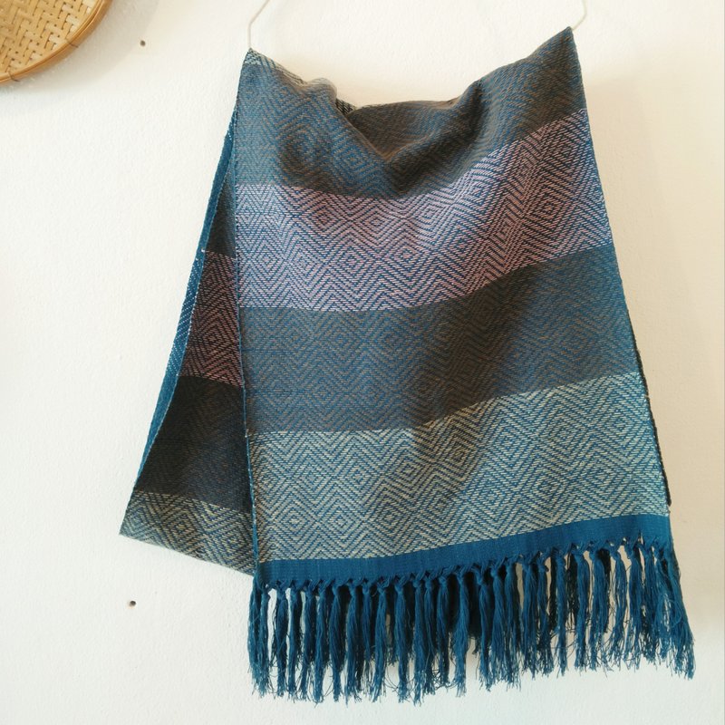 Geometric pattern shawl / 228 cm indigo / plant dyeing hand weaving - 围巾/披肩 - 棉．麻 多色
