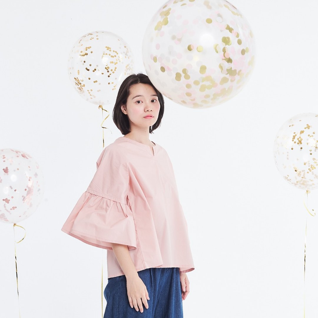 Elsa V型缺口領喇叭袖上衣/藍花鳥 - 女装上衣 - 棉 粉红色