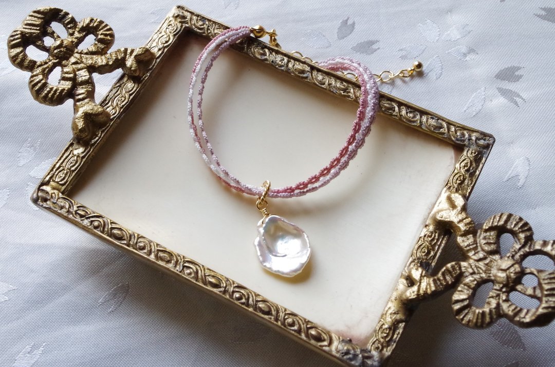 Tatting lace triple bracelet, gray cherry blossoms x keshipearl - 手链/手环 - 棉．麻 粉红色