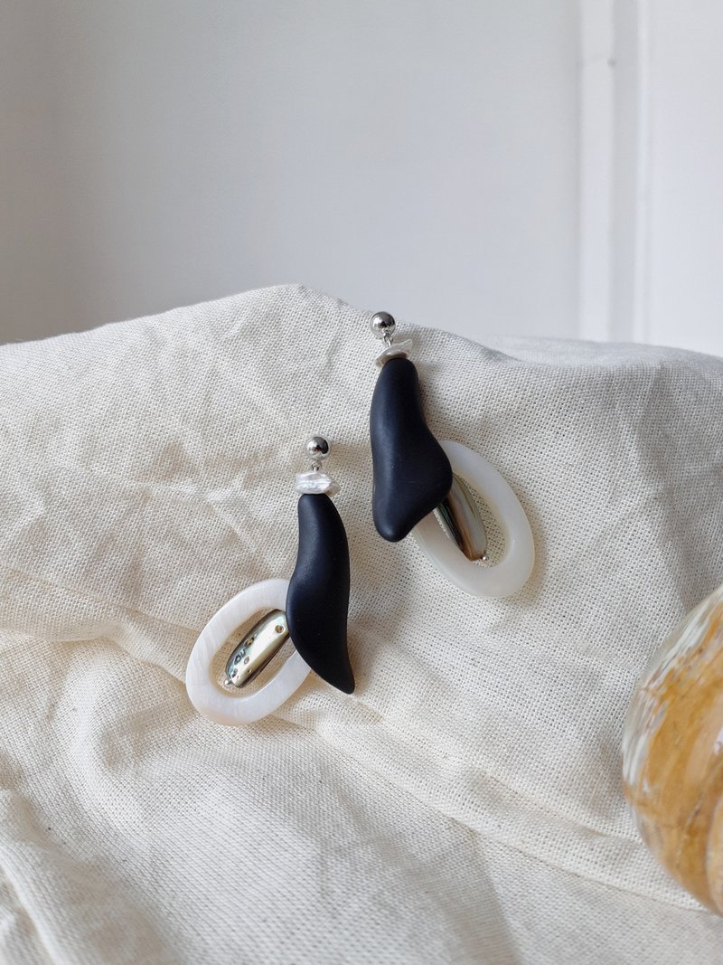 Black stone pear earrings 黑石梨型耳环 - 耳环/耳夹 - 半宝石 黑色