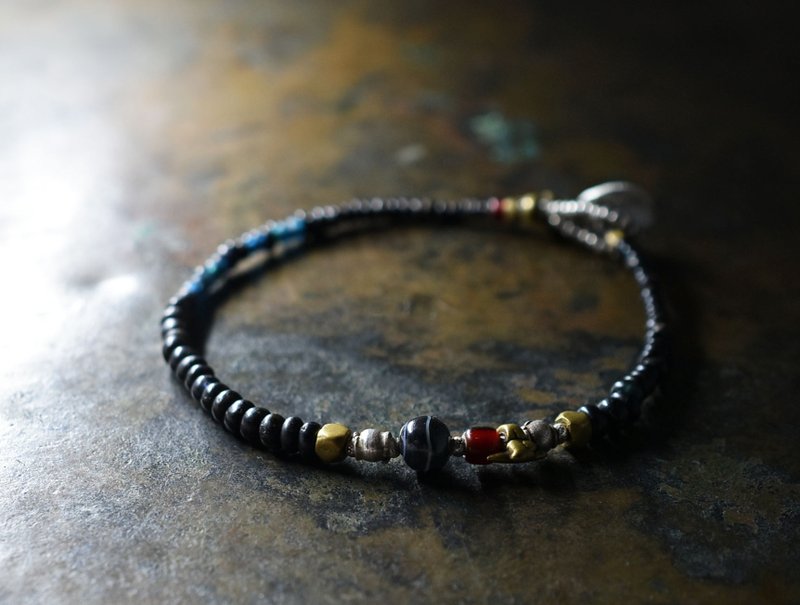 古玛瑙与血红白心古董珠、旧钦银与旧奥里萨黄铜、漆黑与靛蓝色串珠手链 - 手链/手环 - 玻璃 黑色