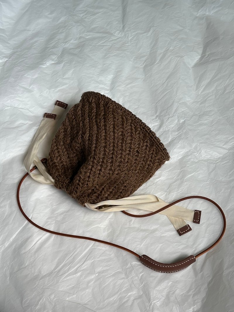 手工编织小废包 棉麻材质鱼骨编束口单肩包 很小很废但装得下可爱 - 束口袋双肩包 - 棉．麻 咖啡色