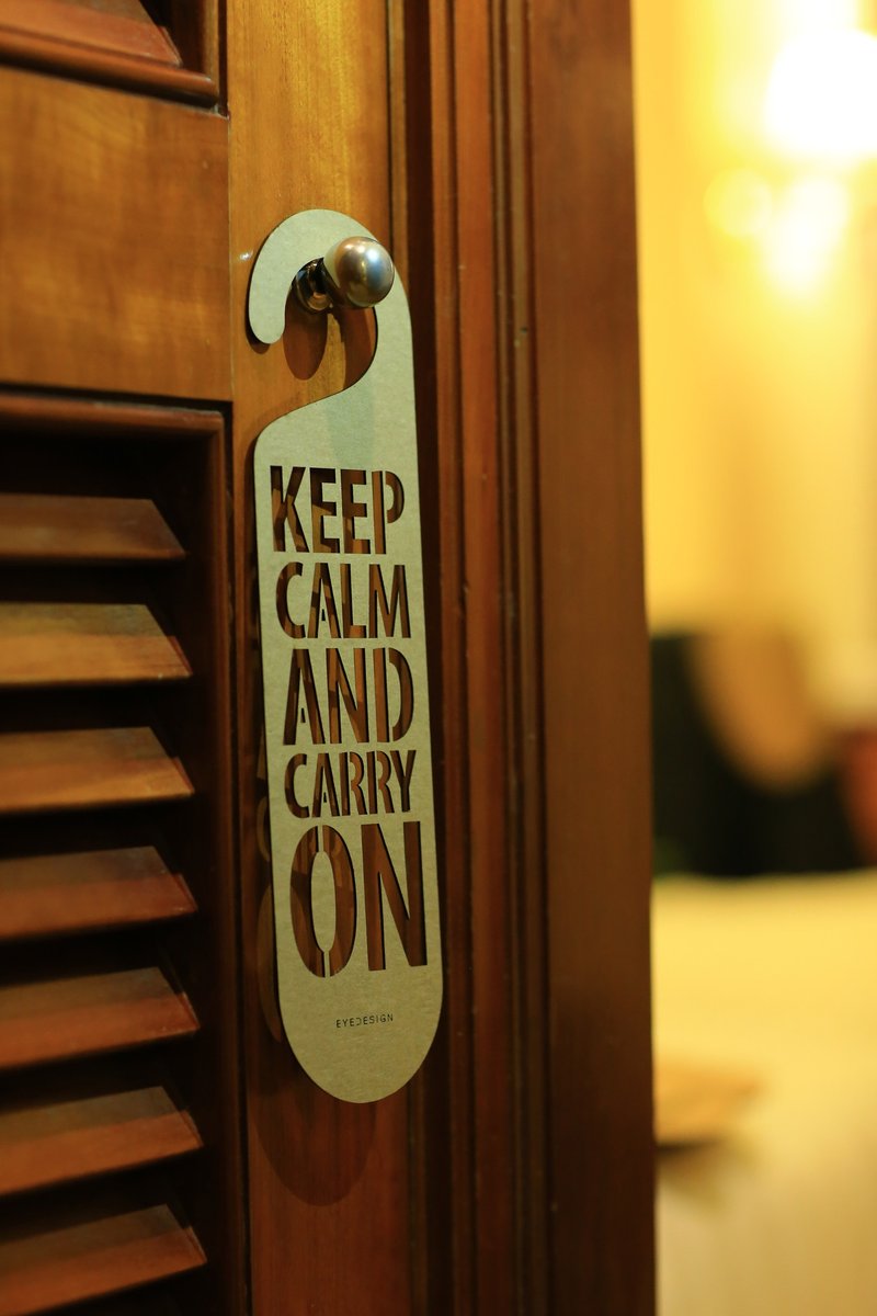 【eyeDesign看见设计】一句话门挂“KEEP CALM AND CARRY ON”D31 - 摆饰 - 木头 咖啡色