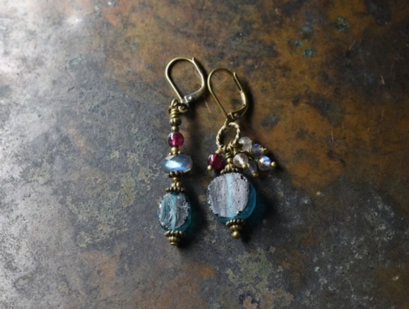 Blue-green roman glass and labradorite, garnet asymmetric earrings - 耳环/耳夹 - 玻璃 蓝色