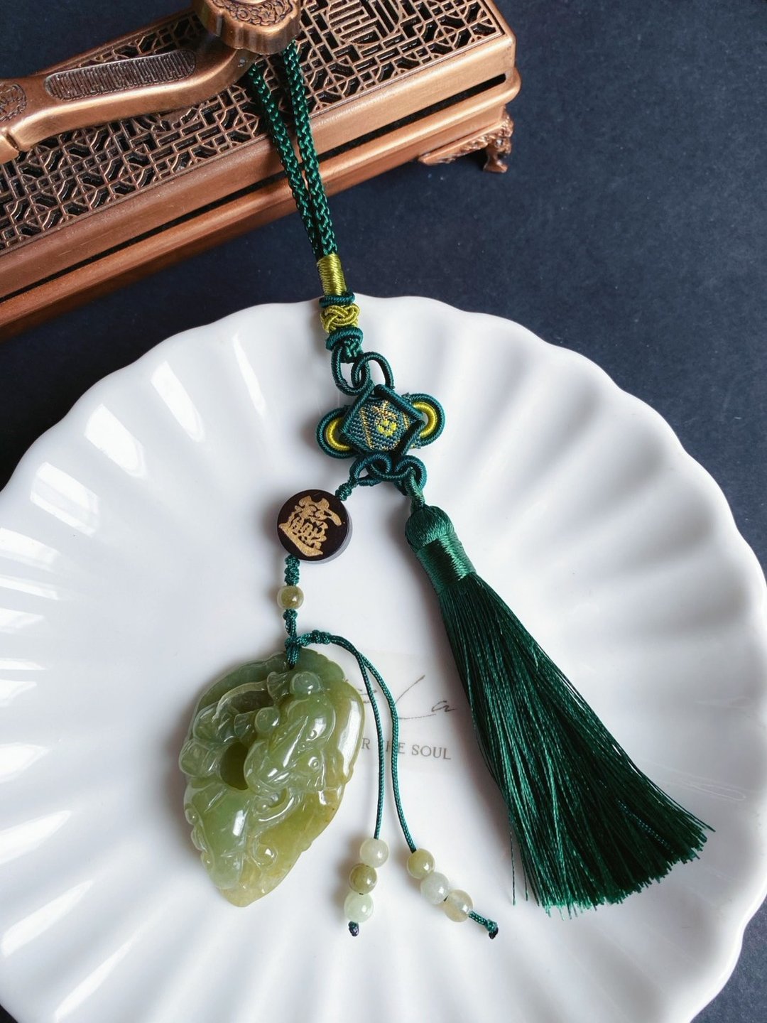 618 天然缅甸玉 翡翠 翘色巧雕 如意 三脚金蟾 招财进宝 包挂 - 吊饰 - 玉石 绿色