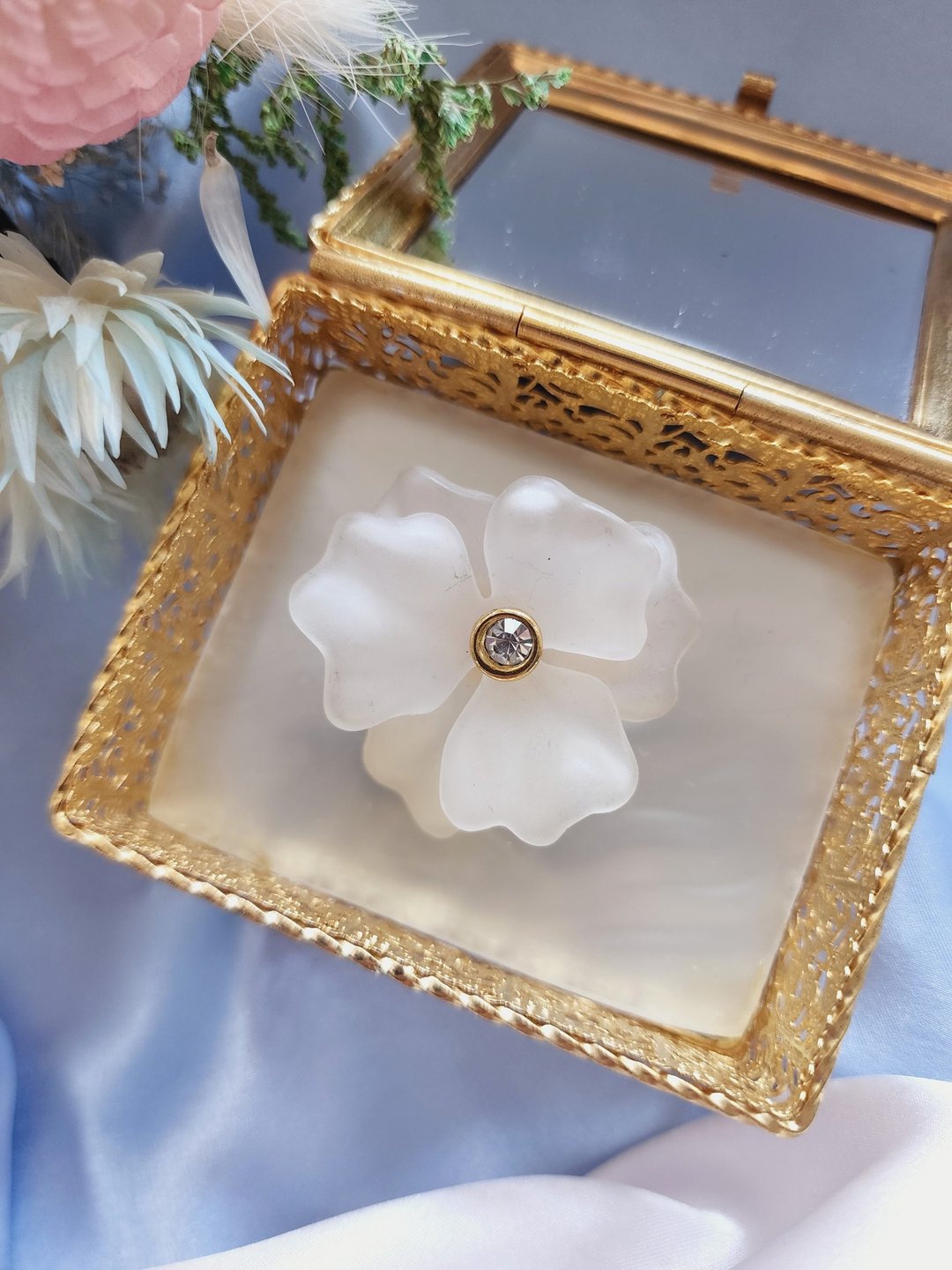 美国西洋古董饰品/ 雾砂白花金色莱茵花蕊胸针/别针/复古首饰 - 胸针 - 其他材质 