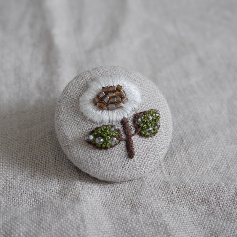 手工刺绣胸针 珠绣白花 - 胸针 - 棉．麻 白色