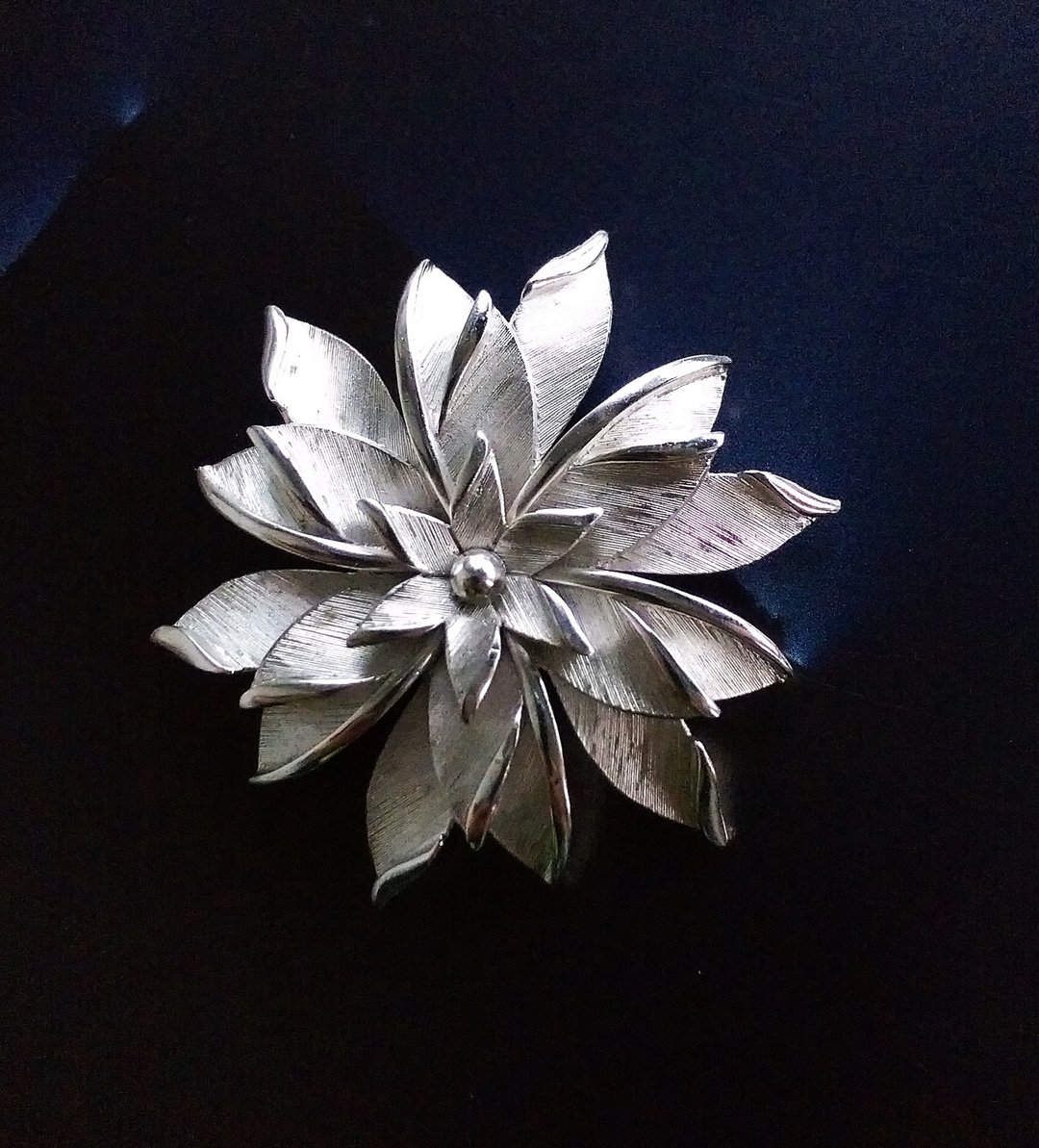 Vintage Jewelry 西洋古董饰品 TRIFARI 银色调 花卉花形 别针 - 徽章/别针 - 其他金属 金色