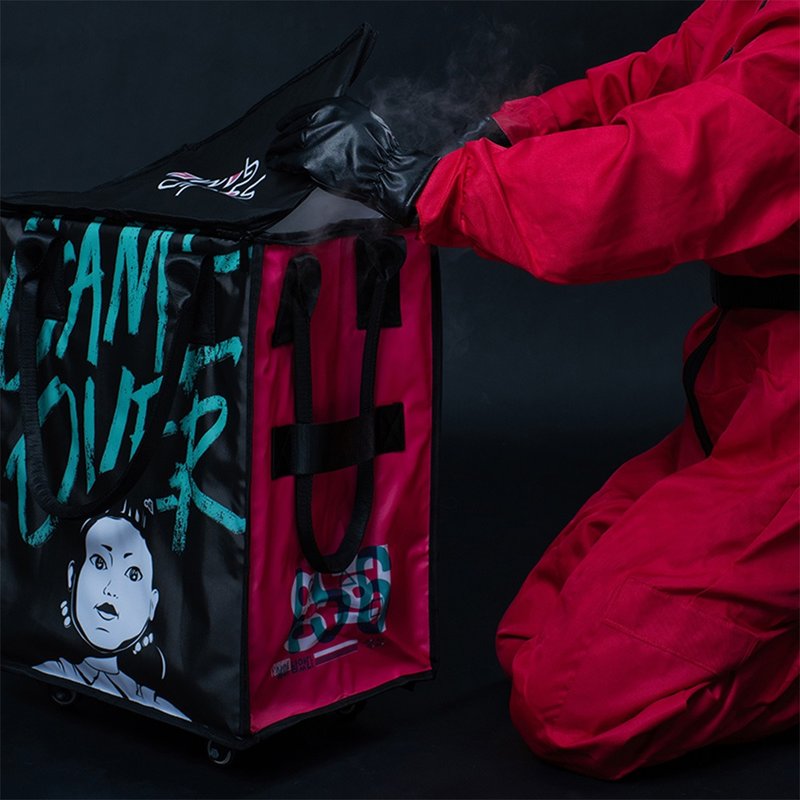 【IP限定款】【赠鱿鱼游戏造型擦手巾】鱿鱼游戏 折叠附轮拖拉袋 - 行李箱/行李箱保护套 - 防水材质 多色