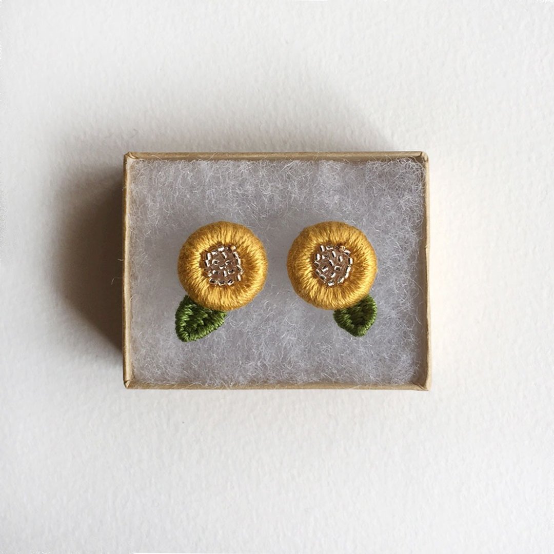 Flower Earrings (Mimosa Yellow) - 耳环/耳夹 - 绣线 黄色