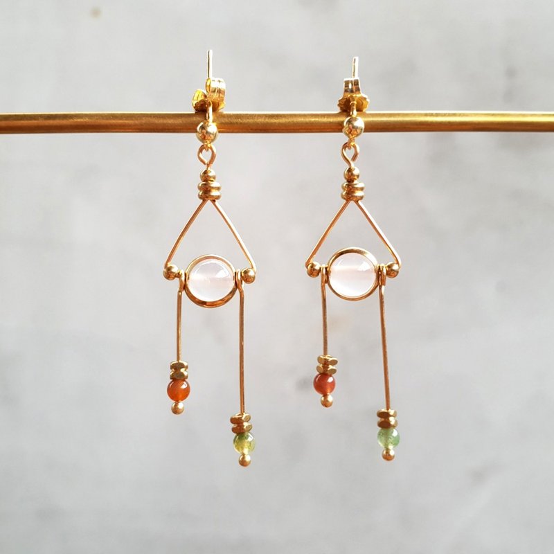 【 三角天秤 】三角白玛瑙印度玛瑙黄铜耳环・可改夹式 - 耳环/耳夹 - 铜/黄铜 金色