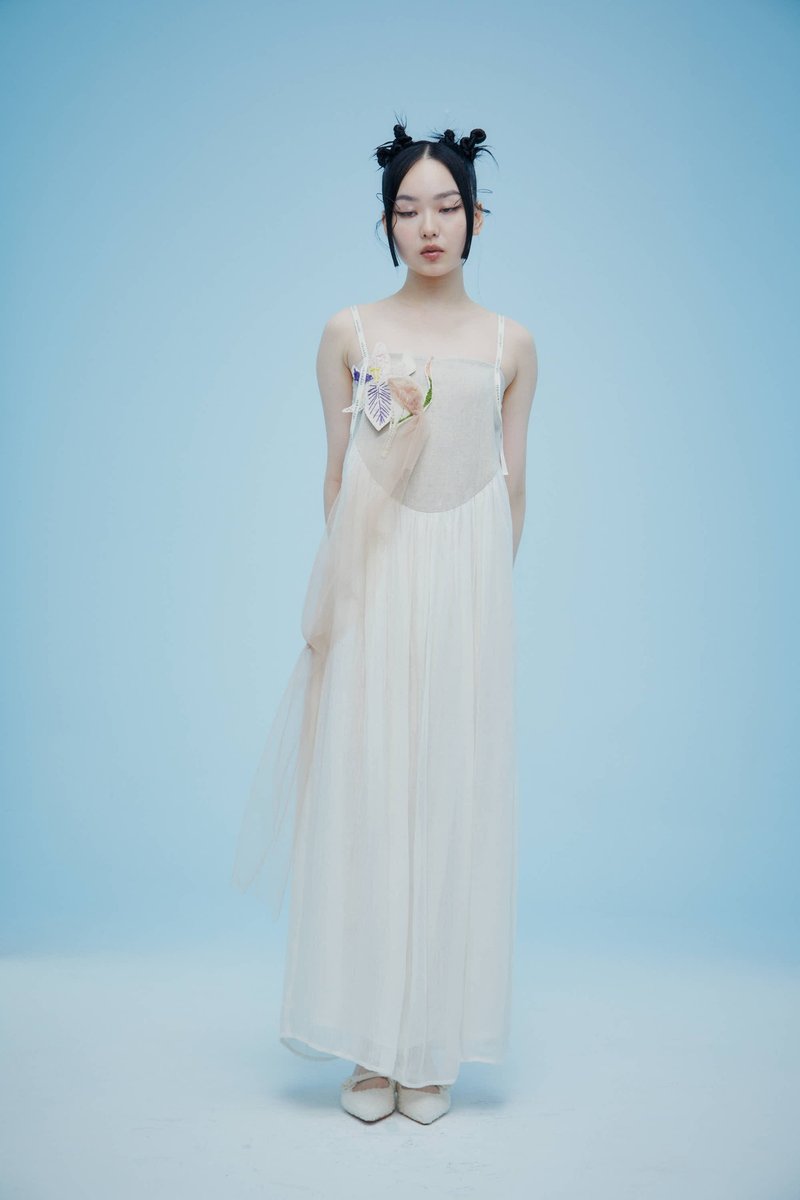 烦恼心手工刺绣鸢尾花棉麻洋装 - 洋装/连衣裙 - 聚酯纤维 卡其色