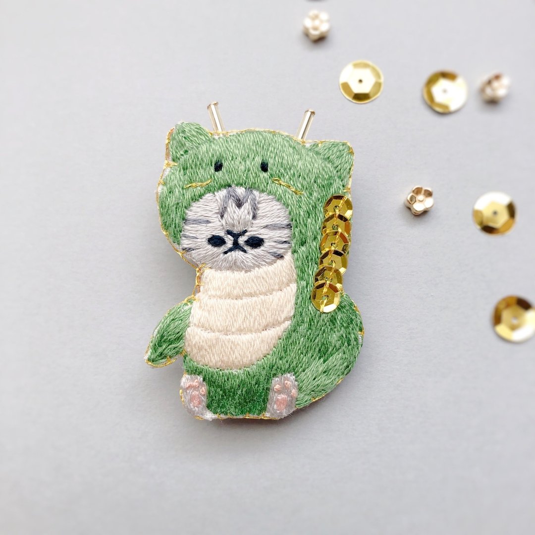 变成龙的猫的刺绣胸针 - 胸针 - 绣线 绿色