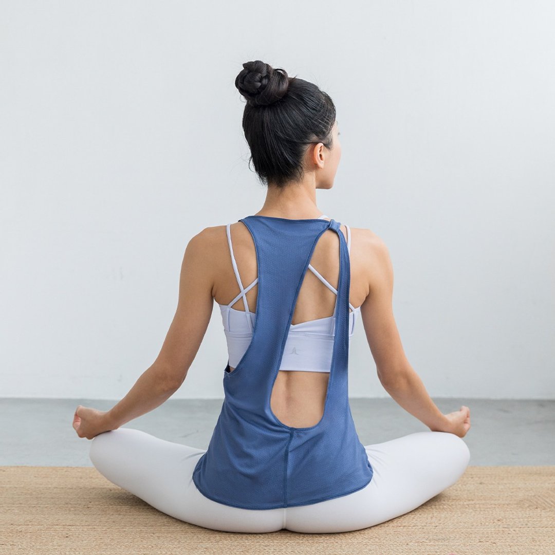 【NAMASTE】Aimee 后拉提造型运动罩衫 - 雾蓝 - 女装运动衣 - 尼龙 蓝色
