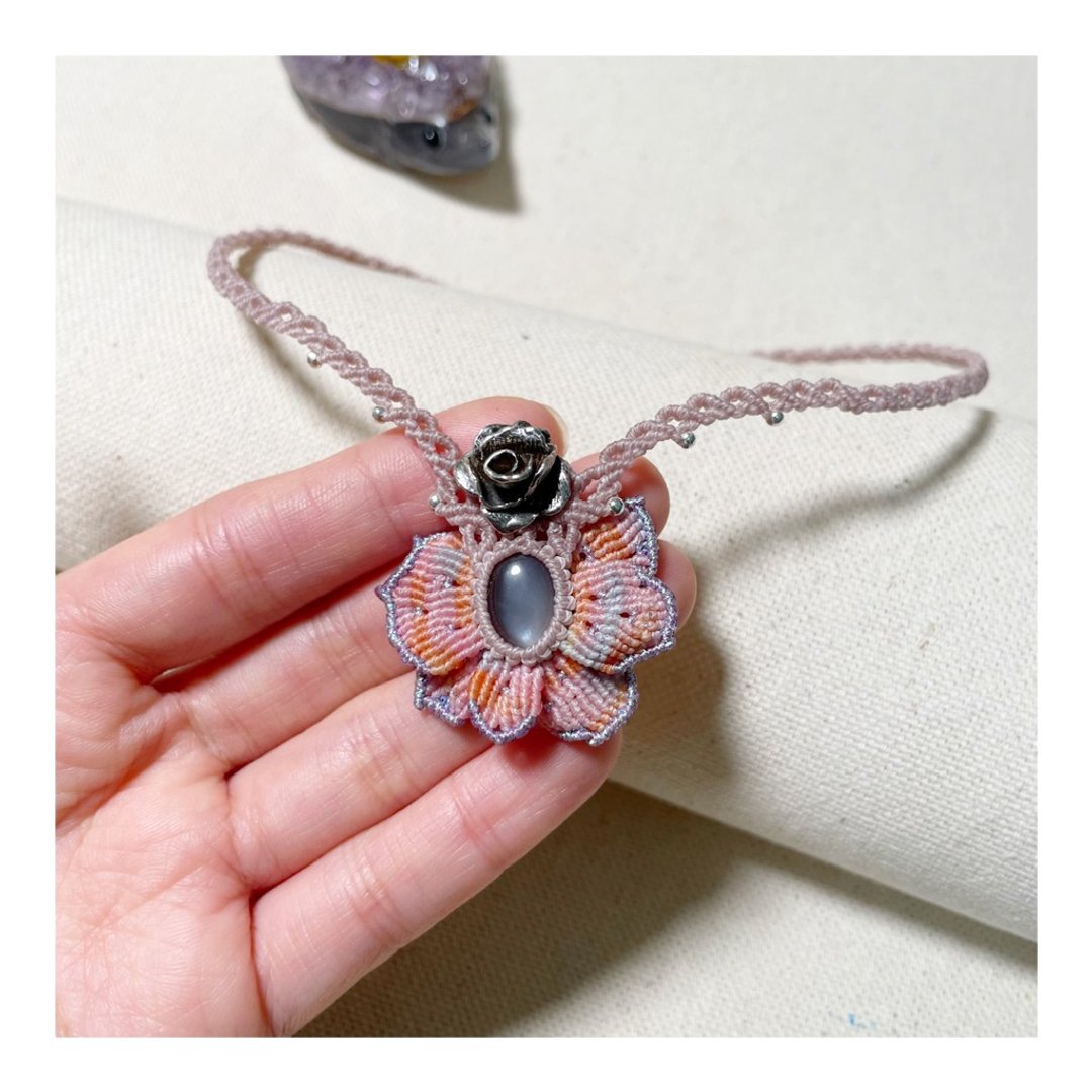 蜡线编织牡丹花.纯银手工牡丹花.灰月光石项链 - 项链 - 水晶 粉红色