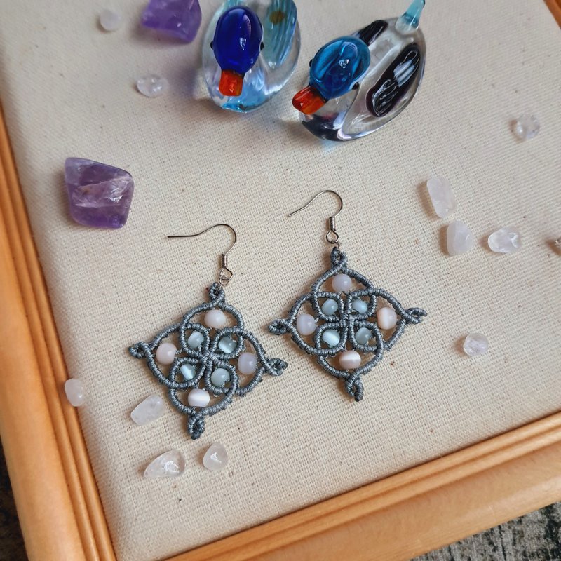 E030-手工编织古典窗花系列耳环 猫眼石 吉祥方块 - 耳环/耳夹 - 尼龙 灰色