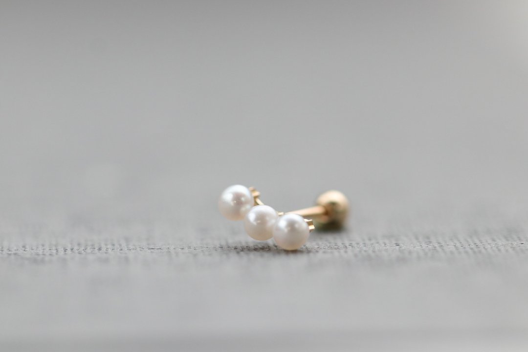 14K 三珍珠锁珠耳环(单个)耳骨 耳窝 不退色 - 耳环/耳夹 - 贵金属 金色