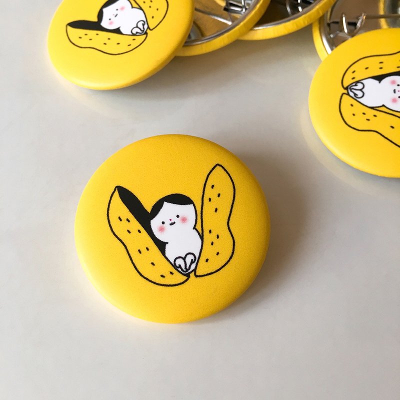 Yellow Kong-E pin button / brooch / badge - 徽章/别针 - 其他金属 黄色