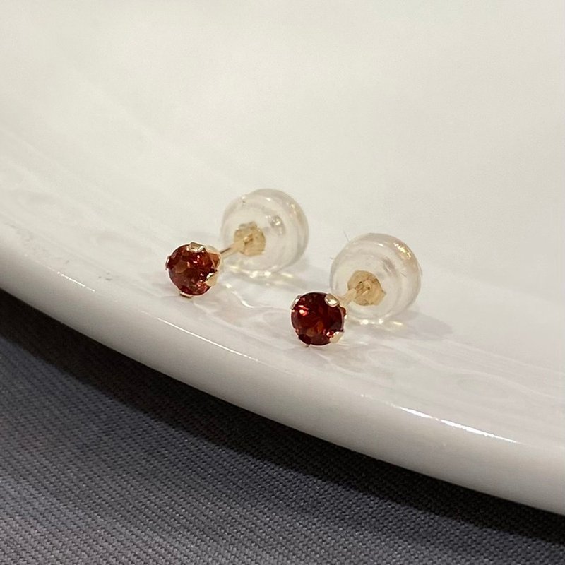 【K14 GOLD GARNET】14K金 3mm 爪镶石榴石耳环 14KP3 一月诞生石 【SOLID GOLD】 - 耳环/耳夹 - 其他金属 红色