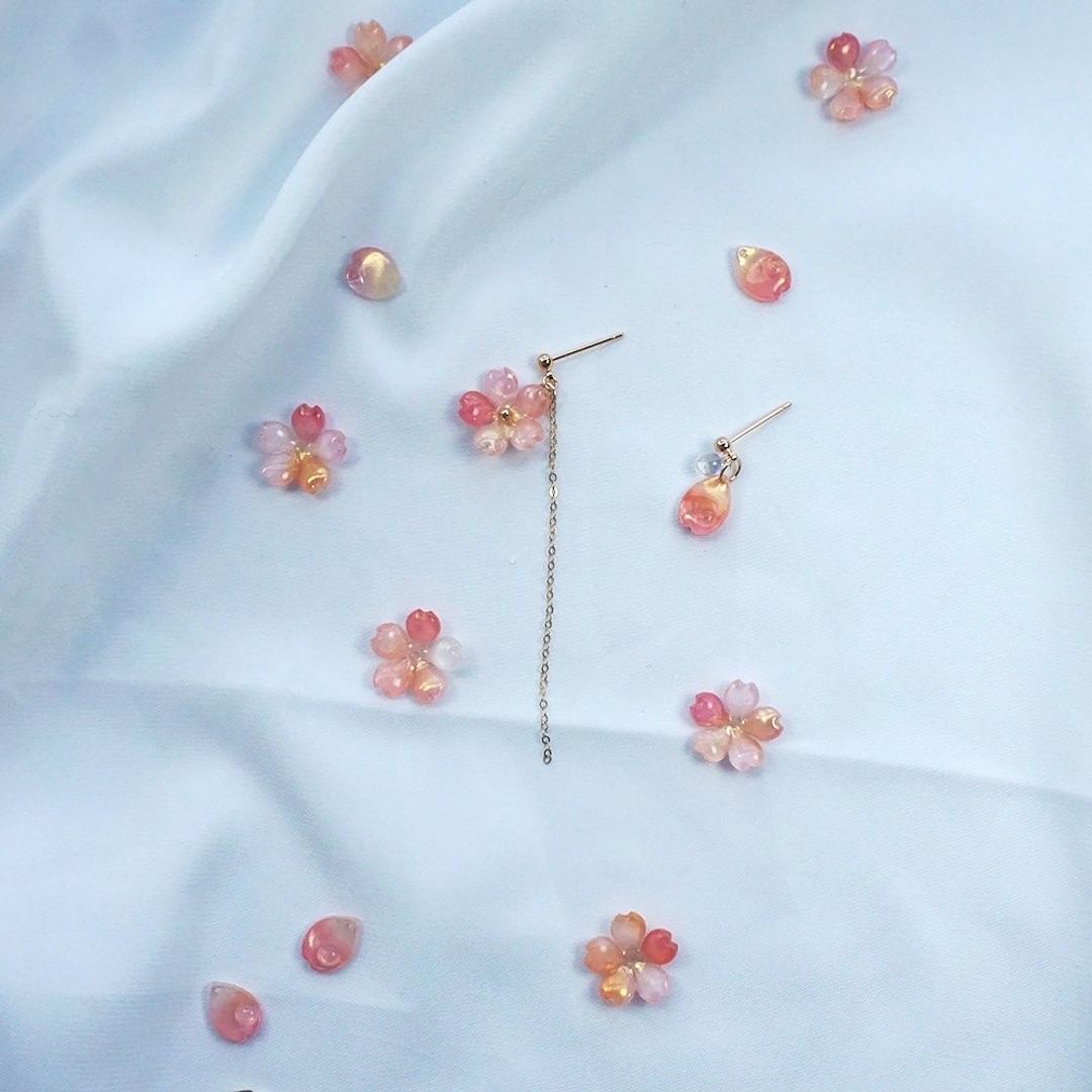 櫻之華 原創手作金粉櫻花流蘇耳釘 不對稱櫻花耳夾 小眾飾品 - 耳环/耳夹 - 其他材质 粉红色