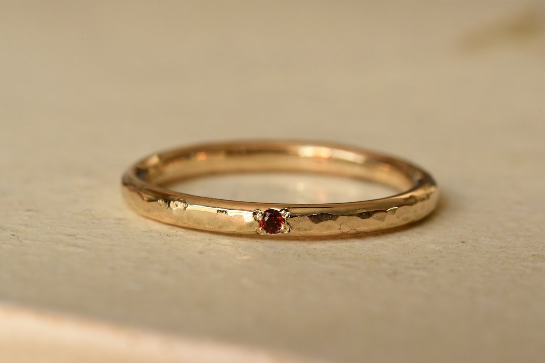 A story that illuminates everyday life Garnet - 戒指 - 其他金属 红色