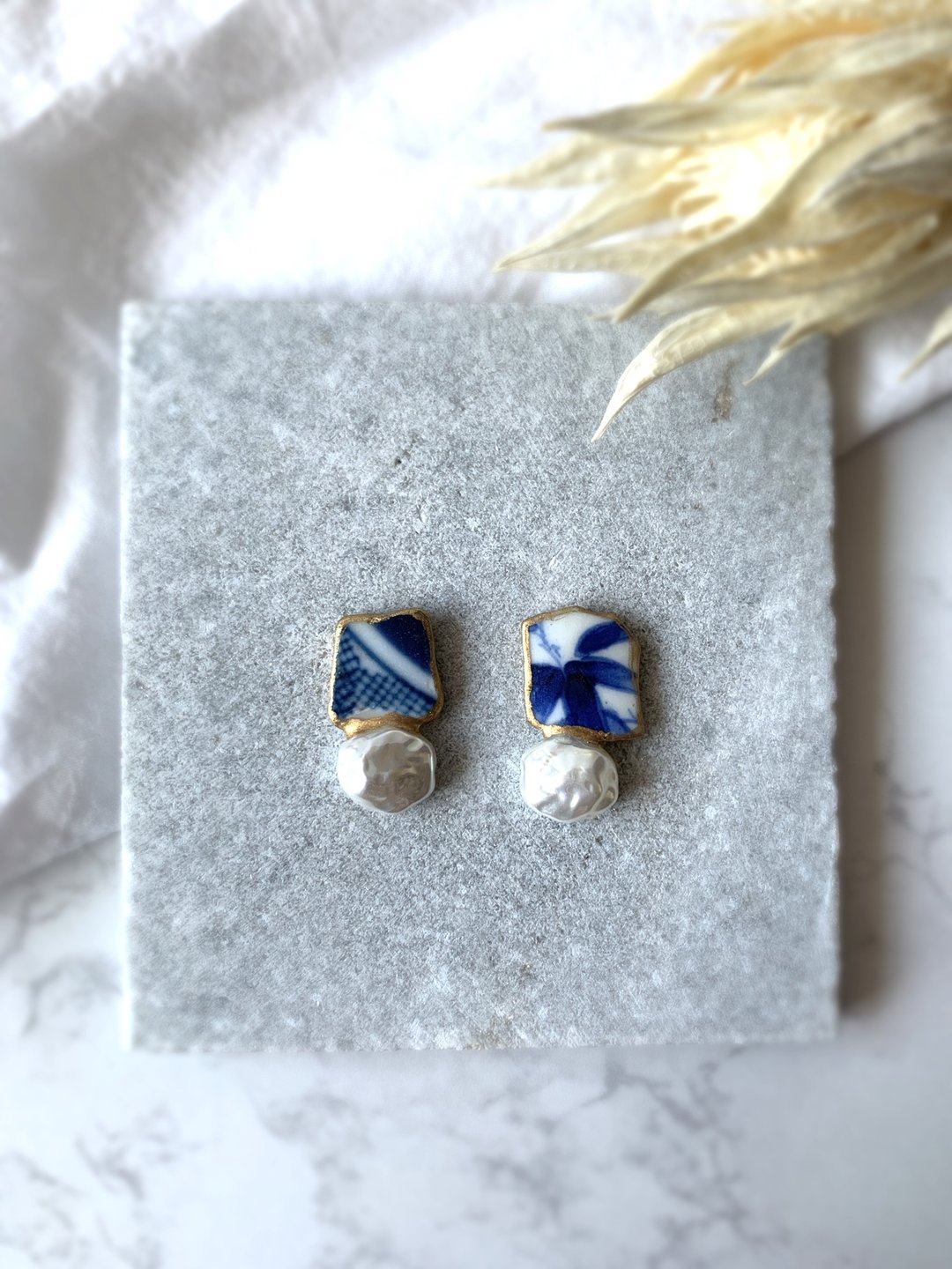 Lustrous blue Kintsugi pierced Clip-On non-pierced earrings freshwater pearl sea pottery white blue white gold gold navy - 耳环/耳夹 - 陶 蓝色